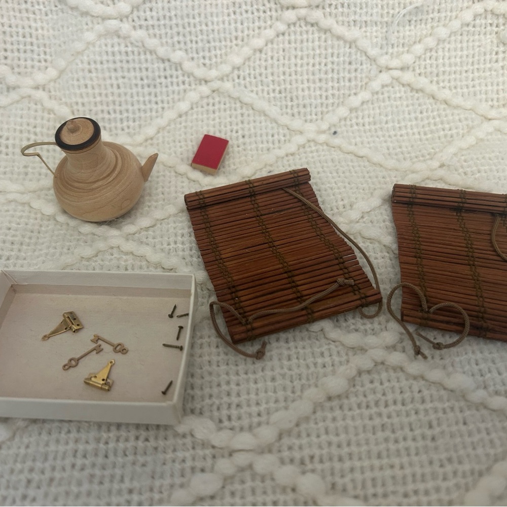 Miniature doll house accessories